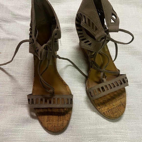 Dolce Vita Laser cut suede shoe - Picture 4 of 4